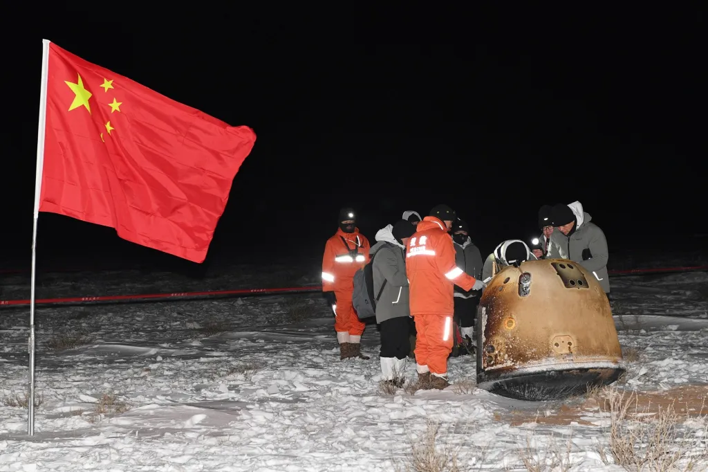 Výzkumníci monitorují místo dopadu čínské sondy Čchang-e 5, která na měsíci odebrala vzorky z povrchu a přivezla je na naši planetu. Měsíční sonda dopadla do obasti Vnitřního Mongolska, což je čínská autonomní oblast