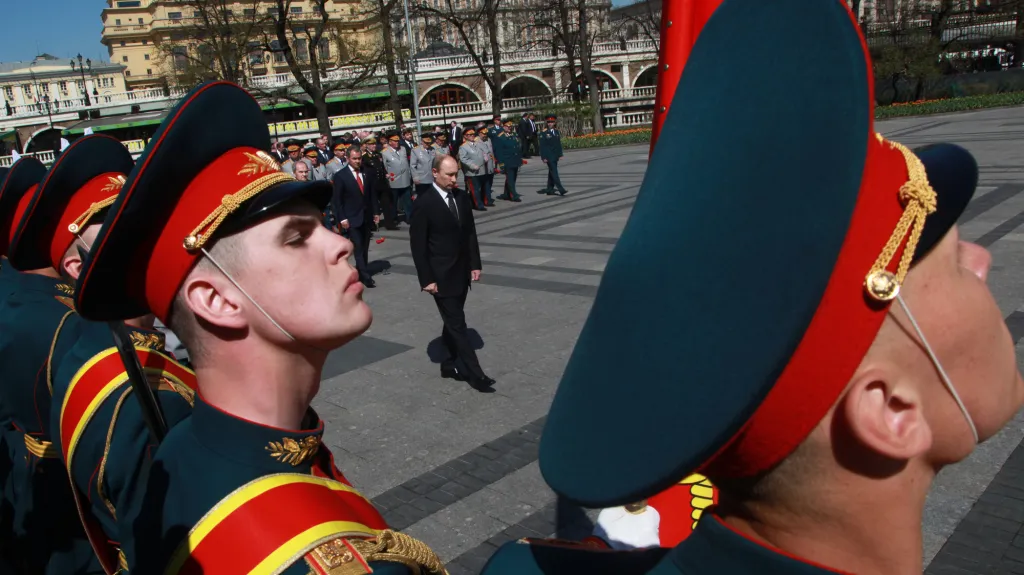 Vladimir Putin uctil památku padlých vojáků