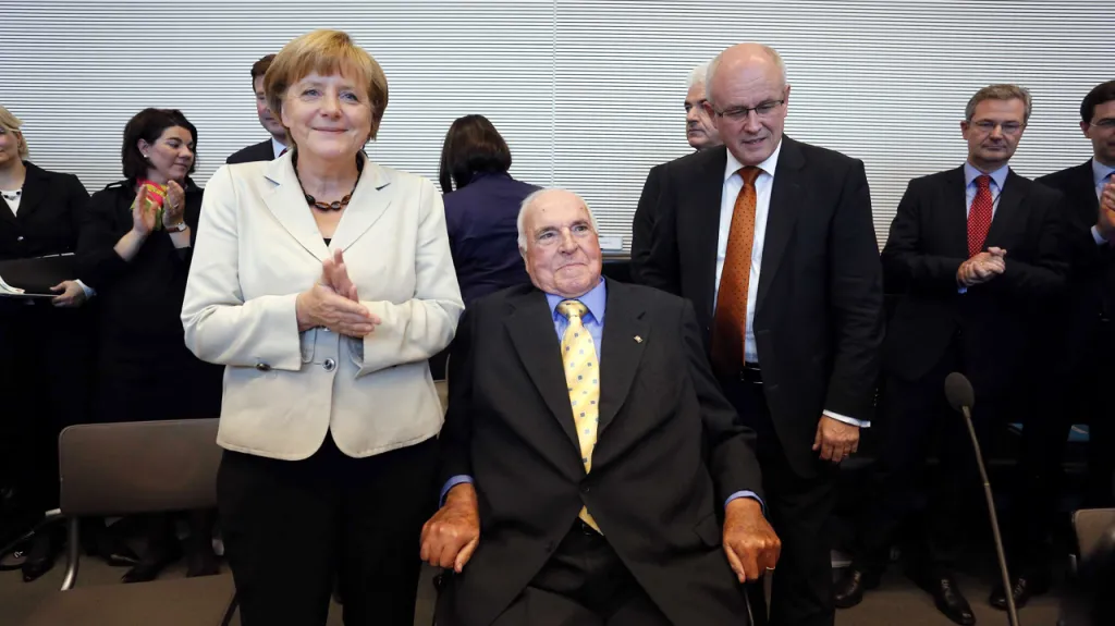Merkelová a Kohl na slavnosti k výročí volby Kohla kancléřem