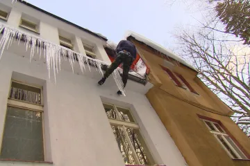 Pro střechy výzdoba, pro lidi nebezpečí. Hasiči varují před rampouchy