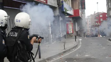Prvomájové střety mezi demonstranty a policií v Istanbulu