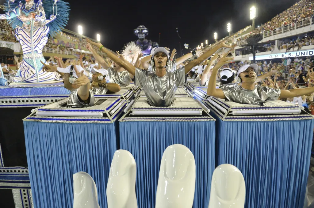 Přehlídka tanečních škol na Sambodromu během karnevalu v Riu 2018
