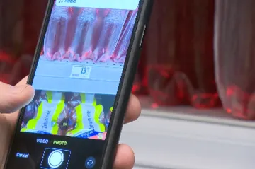 Nákup by pro nevidomé mohl být snazší, nové aplikace poradí s výběrem zboží i platbou