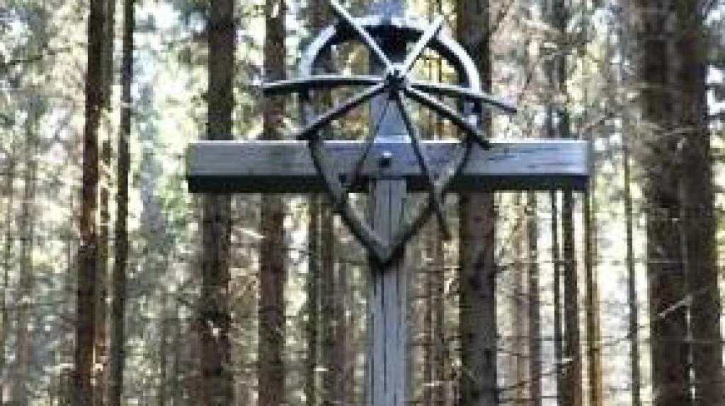 Kříž na místě bývalého sběrného tábora