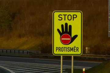 Na dálnici D7 jelo auto v protisměru. Jeho řidič zemřel, bouralo kvůli němu šest aut