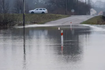Voda z tajícího sněhu přispívá spolu s deštěm k vzestupům hladin řek