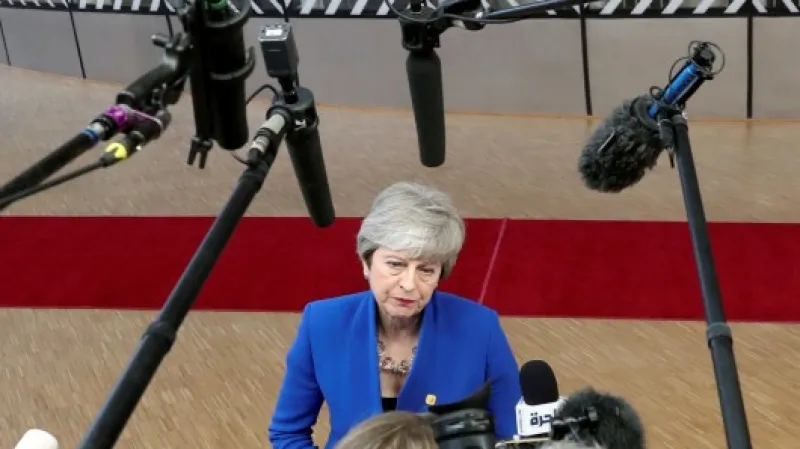 Britská premiérka Theresa Mayová před novináři v Bruselu před konáním mimořádného summitu Zdroj: REUTERS/Yves Herman