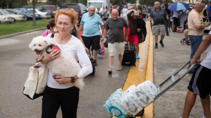 Lidé se shlukují před stadionem v Esteru