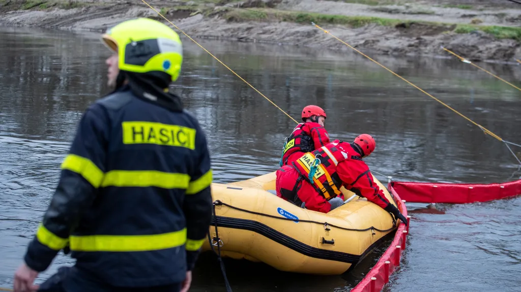 Moravskoslezští hasiči postavili nornou stěnu, která byla kvůli úhynu ryb umístěna v řece Odře (prosinec 2024)