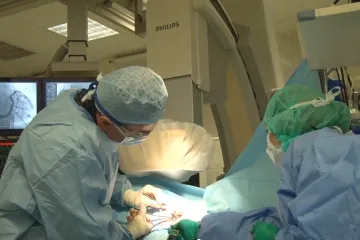 Budějovičtí lékaři voperovali pacientovi nejmenší defibrilátor. Oproti jiným přístrojům má dvojnásobnou výdrž