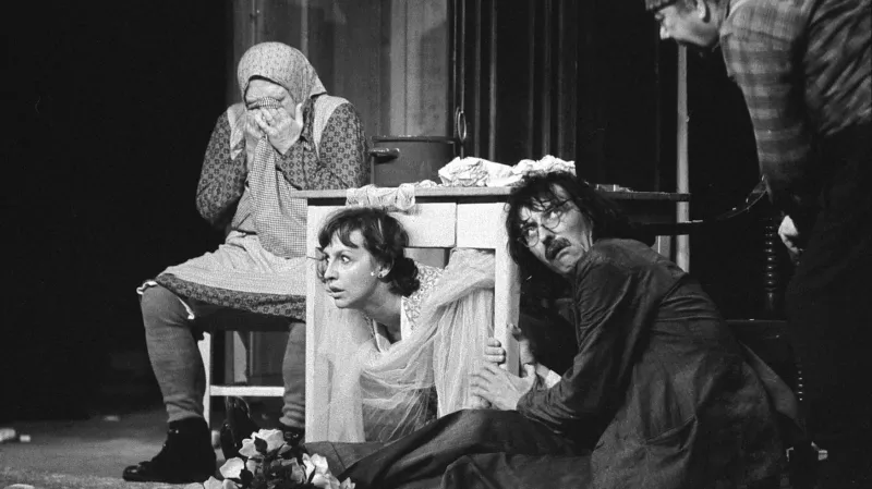 Podivné odpoledne Dr.Zvonka Burkeho uvidí diváci ČT art v přímém přenosu. Na fotografii je představení z roku 1982.