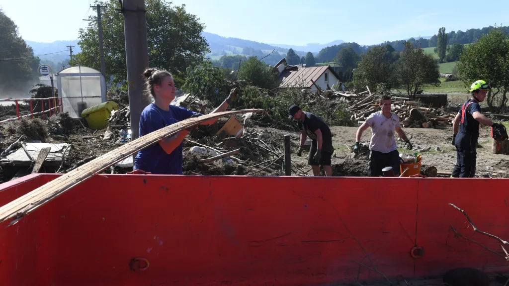 Úklid naplavenin z řeky Bělé na Jesenicku