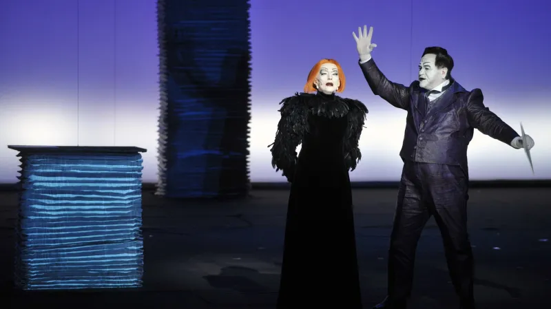 Soňa Červená a Václav Postránecký v inscenaci Věc Makropulos (Národní divadlo)