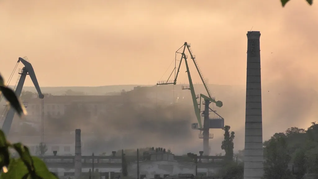 Loděnice okupovaného Sevastopolu na Krymu po údajném ukrajinském útoku (září 2023)