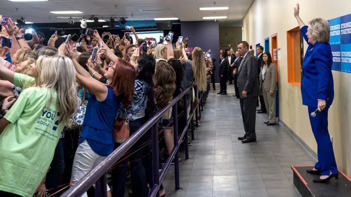 Virální fotografie posledních dnů prezidentské kampaně Hillary Clintonové - hromadné selfie jejích příznivců se svou kandidátkou během setkání v Orlandu na Floridě 21. září 2016.