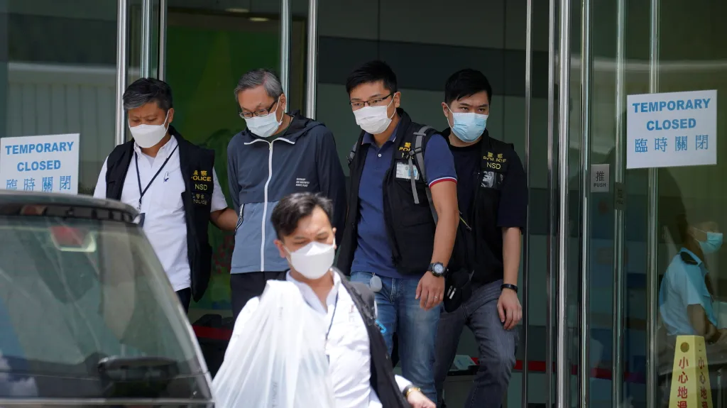 Policie eskortuje výkonného ředitele Apple Daily Cheunga Kim-hunga
