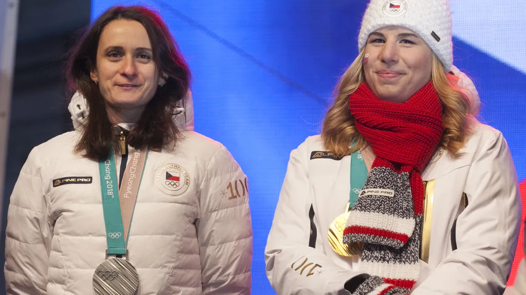 Na Staroměstském náměstí vítaly Ester Ledeckou a Martinu Sáblíkovou stovky lidí