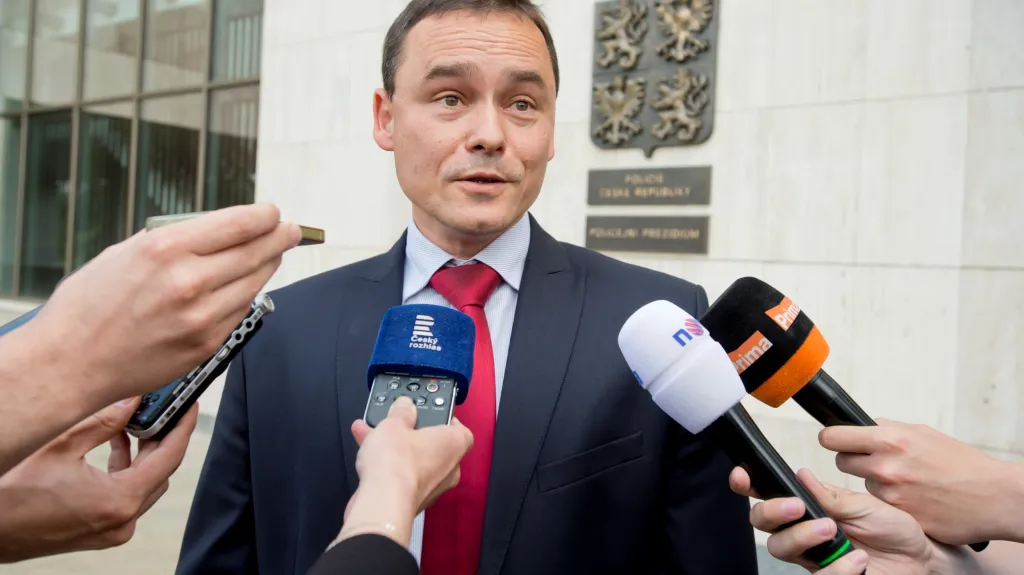Náměstek olomouckého vrchního státního zástupce Pavel Komár odpovídá novinářům před Policejním prezidiem v Praze