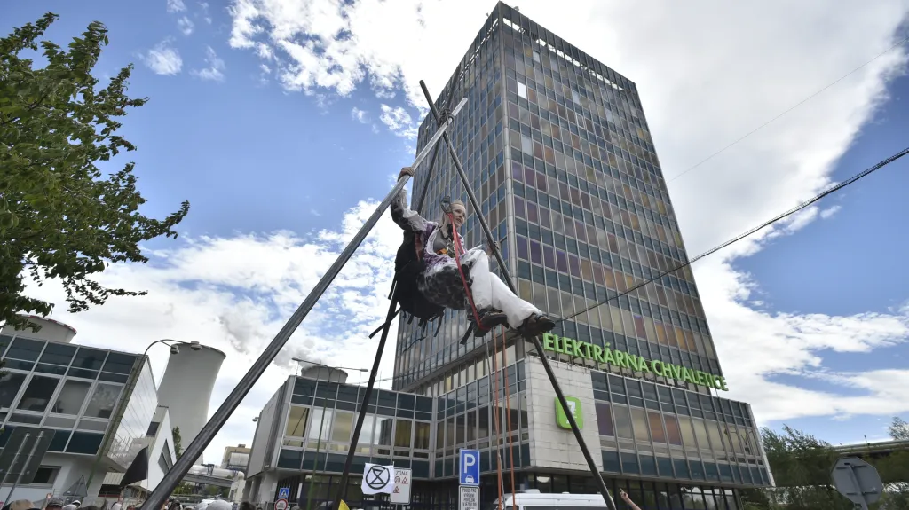 Demonstrantka visí na konstrukci před hlavní vjezdem do elektrárny Chvaletice