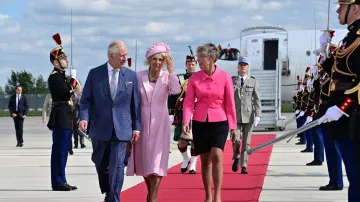 Francouzská premiérka Elisabeth Borneová vítá britského krále a královnu