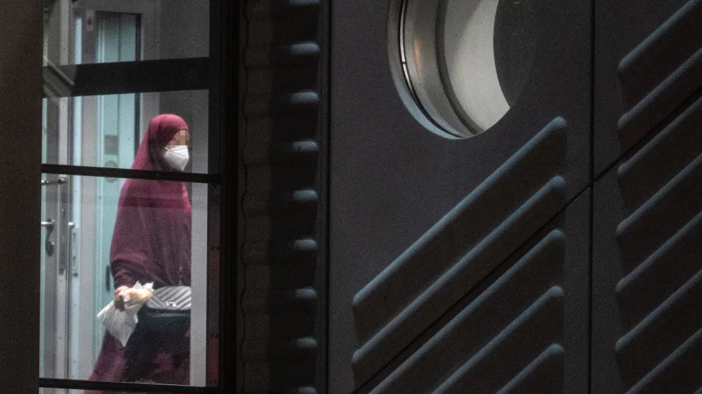 Jedna z Němek repatriovaných ze Sýrie po příletu do Frankfurtu