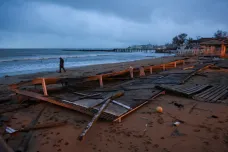 Mohutná bouře zasáhla Krym. Podle ukrajinských představitelů spláchla část ruské obranné linie