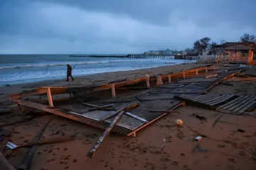 Mohutná bouře zasáhla Krym. Podle ukrajinských představitelů spláchla část ruské obranné linie