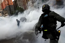 Zakázaný protest. Tisíce lidí v Hongkongu odmítly násilí, policie na ně vytáhla slzný plyn a gumové projektily