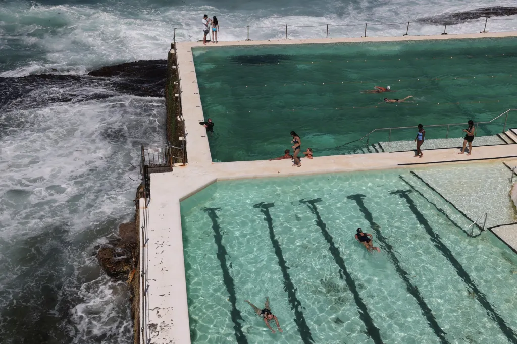Zatímco v Česku napadl první sníh, v Austrálii začíná pravé léto. Užít si ho přišli i návštěvníci pláže Bondi ve městě Sydney