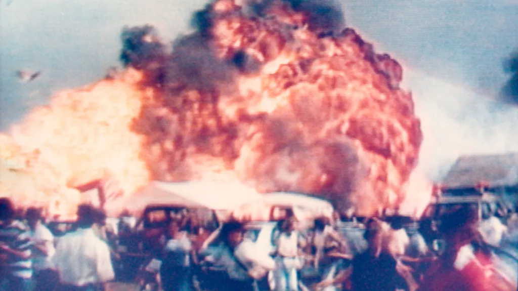 Při neštěstí na základně Ramstein se během letecké akrobacie srazila dvě letadla, jedno z nich pak dopadlo mezi diváky