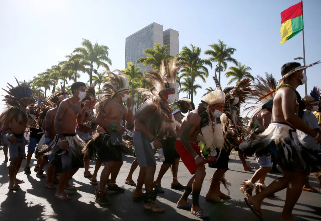Kmenová rada Xoklengů vyzvala další skupiny domorodého obyvatelstva Brazílie, aby ji podpořily během protestů. Do hlavního města Brasília tak přijíždí tisíce zástupců jiných kmenů, kteří se obávají, že výrok Nejvyššího soudu v blízké době postihne i je
