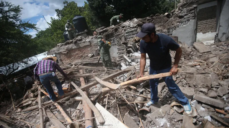 Vojáci i místní odklízejí trosky domů