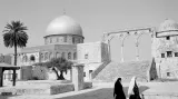 Šlomo Goren později prohlásil, že bylo velkou chybou nechat mešity stát a že „takovou příležitost již mít nebudeme“. Pro Izrael byly mešity pouze turistickou atrakcí s volným pohybem osob. Snímek pochází z roku 1974.