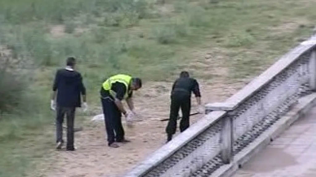 Policisté odklílzejí střepiny po výbuchu