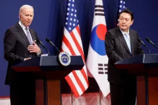 USA jsou odhodlány bránit Jižní Koreu i jadernými zbraněmi, prohlásil Biden