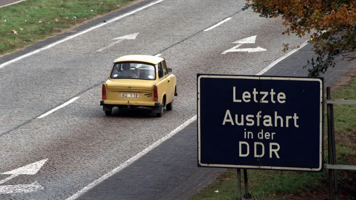 Trabant míjí na dálnici značku hlásající „poslední sjezd v NDR“