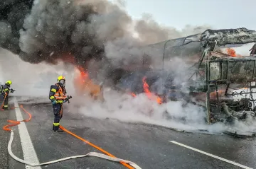 Na D46 mezi Prostějovem a Vyškovem shořel autobus