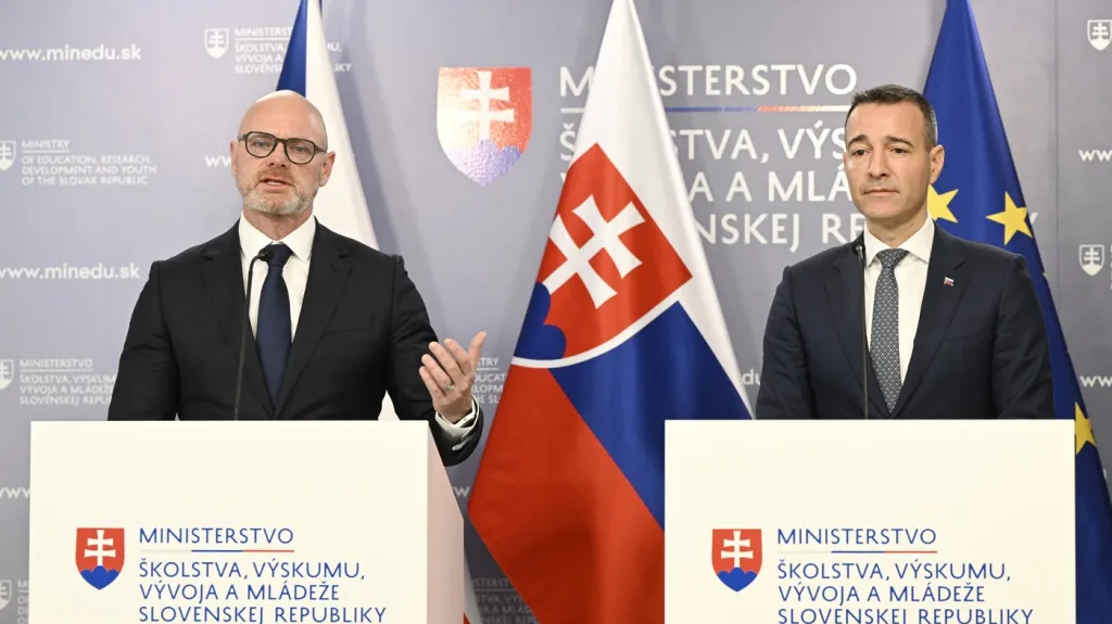 Společná tisková konference českého ministra školství Roberta Plagy (za ANO) a jeho slovenského protějšku Tomáše Druckera