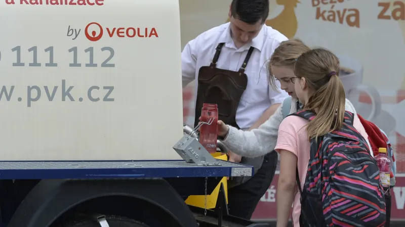 Lidé chodí k cisternám pro pitnou vodu