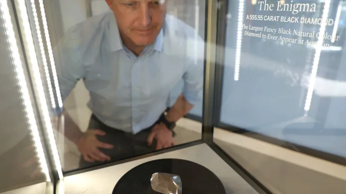 Geolog Aaron Celestian si prohlíží diamant Enigma