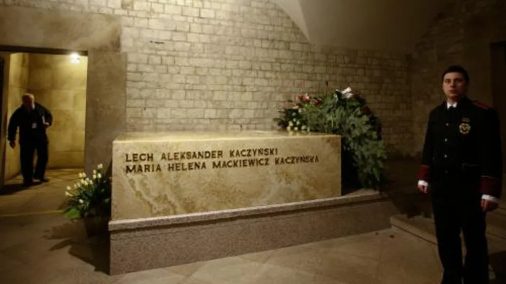 Hrob Lecha Kaczyńského a jeho ženy