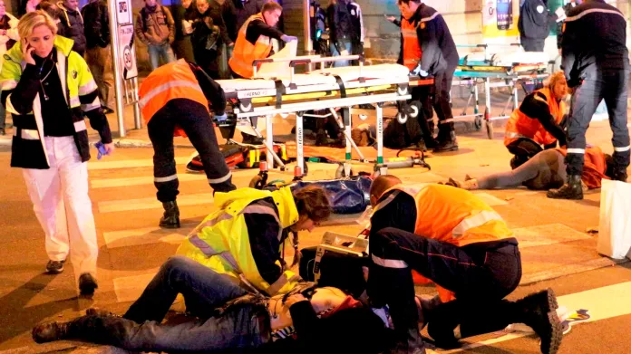 Zdravotníci ošetřují raněné po útoku šílence v Dijonu