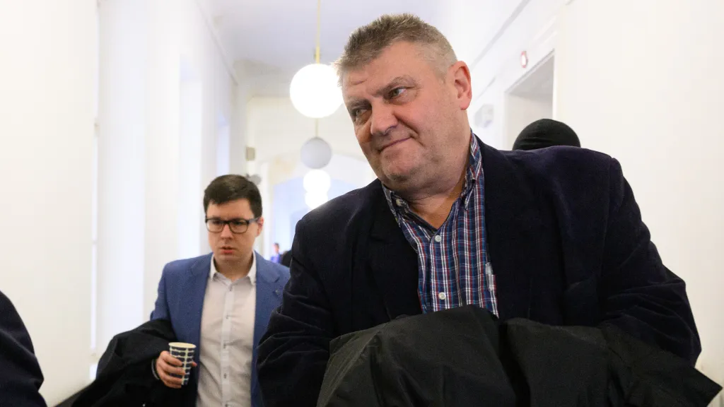 Ivo Kaderka (vpravo) na chodbě Obvodního soudu pro Prahu 7, který rozhodoval o návrhu na vazbu (29. února 2024)