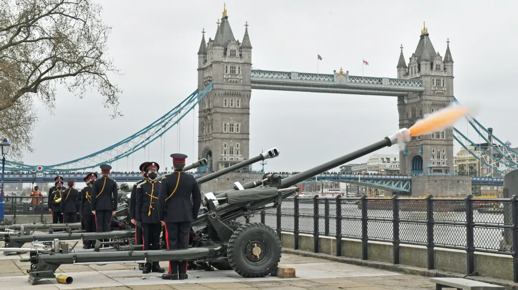 Britští vojáci salutovali zesnulému admirálovi. Philipa si připomněli na ostrovech, v Gibraltaru i Austrálii