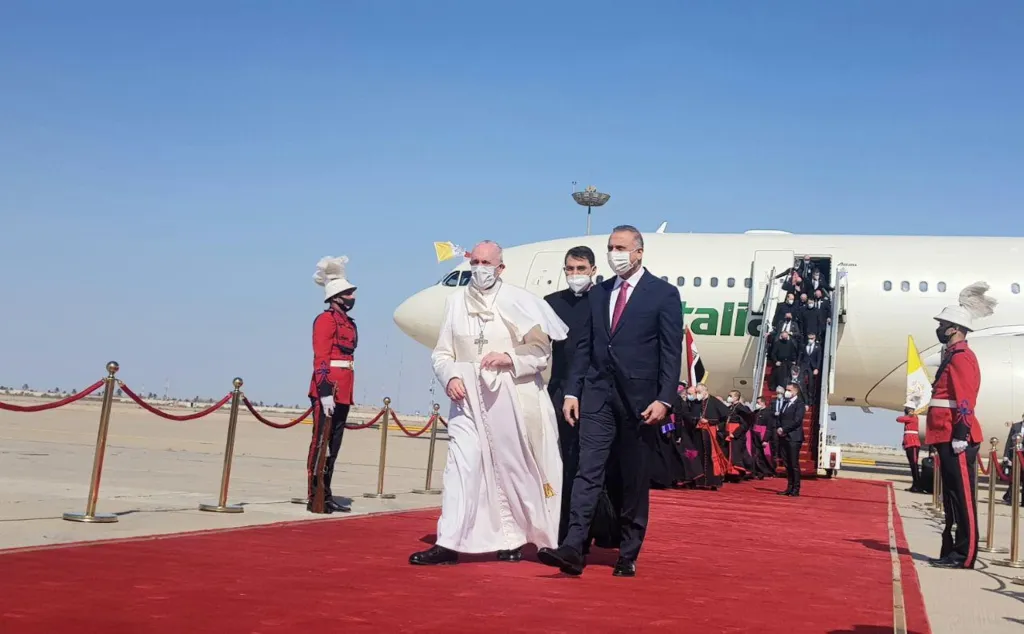 Papež František zahájil historicky první cestu do Iráku. Žádný z jeho předchůdců na iráckou půdu nevstoupil