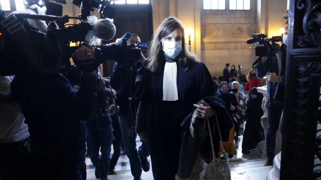 Chazzaního obhájkyně Sarah Maugerová-Poliaková přichází k soudu v Paříži