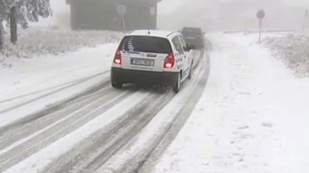 Auta na zasněžené silnici