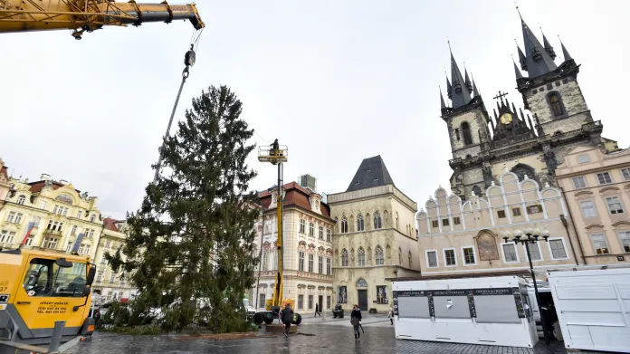 Úterní instalace vánočního stromu na Staroměstském náměstí