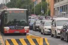 Stavba Dvoreckého mostu v Praze komplikuje dopravu