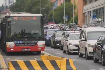 Stavba Dvoreckého mostu v Praze komplikuje dopravu